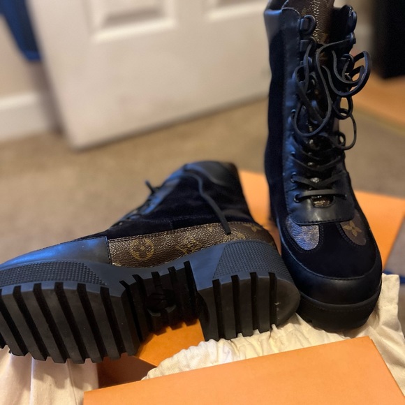 I am selling these Laureate platform desert boots , barely worn (5 times) - Picture 1 of 6